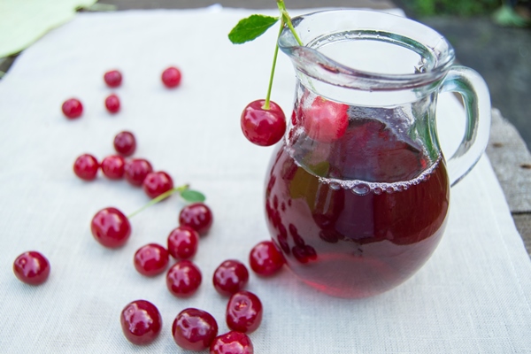 cold cherry juice in jar and ripe berries 1 - Компот из черешни