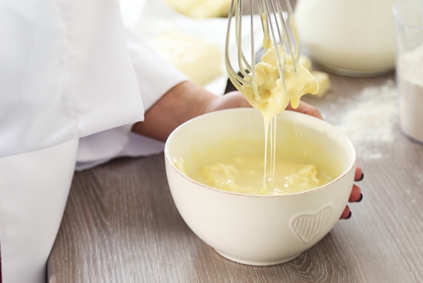 cooking buttery cream on kitchen 1 - Кекс "Пасхальный ягненок"