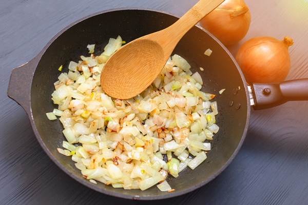cooking onion frying - Постные пресные блины на картофельном отваре