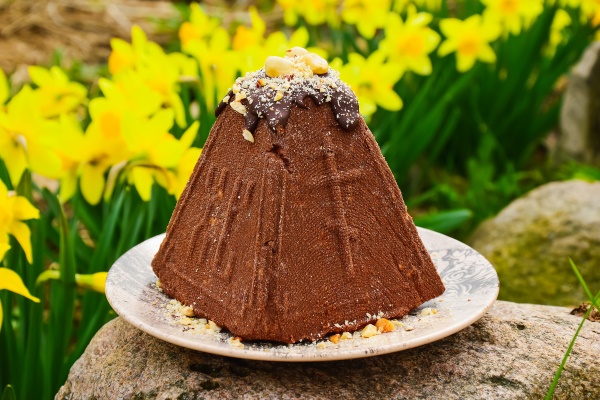 cottage cheese chocolate easter with a pattern in the form of a cross on a background of yellow - Пасха с шоколадом