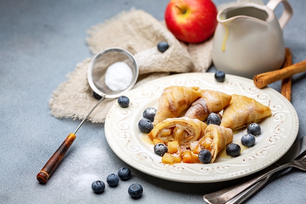 crepes with apples blueberries and caramel sauce - Блинчики постные с яблоками и изюмом