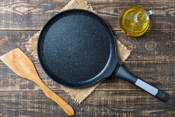 culinary background with empty nonstick pancake pan rustic style - Постные ванильные блинчики
