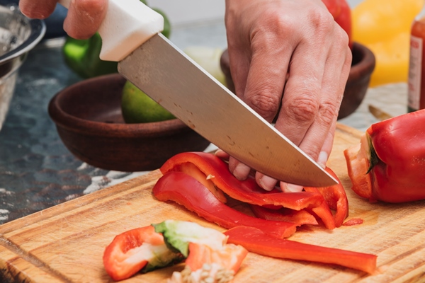 cutting bell peppers - Салат с перцем и рисом