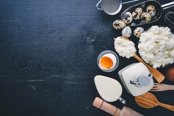 dairy products cheese cottage cheese milk sour cream on a black wooden background top view free space - Пасха старинная с ванилью и изюмом