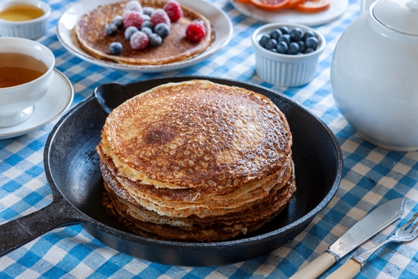 delicious homemade pancakes on iron pan with blueberries and powdered sugar - Постные блины "Простые"