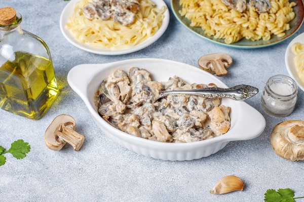 delicious mushroom and chicken pasta top view - Грибы натуральные консервированные