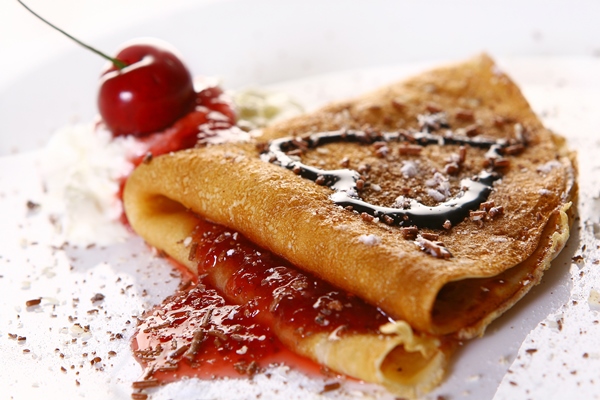 dessert plate with pancakes and cherries - Постные блины с сиропом из сухофруктов