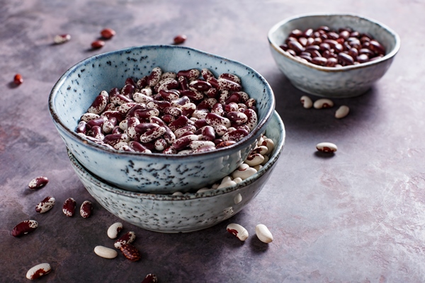 different types of beans in bowls on a blue background - Рецепт рулета из белой фасоли