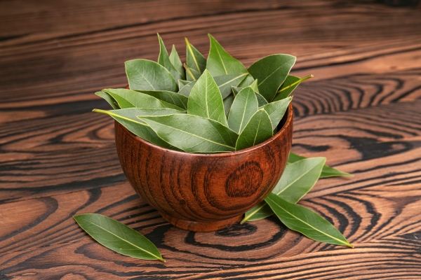 fresh bay leaves in wooden bowl on dark background - Постный грибной суп с вермишелью