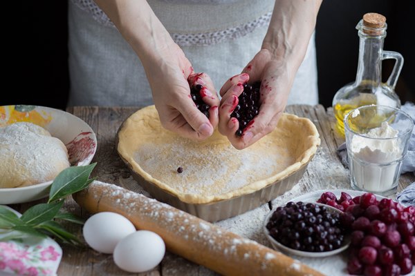 fresh berries are pouring from the girl s hands homemade baking - Песочный пирог без яиц