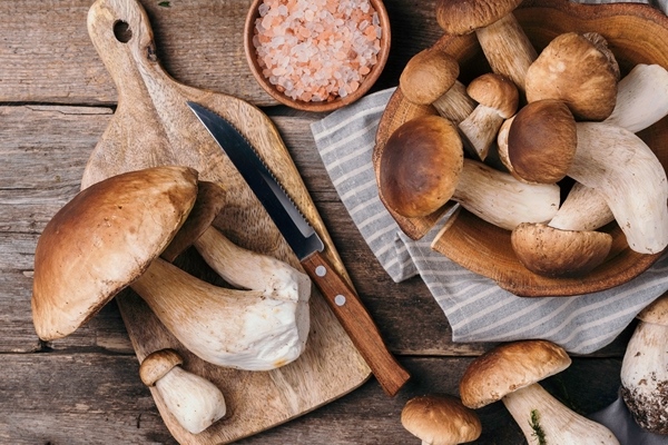 fresh forest boletus mushrooms on wooden background top view copy space autumn harvest concept fresh picked porcini mushrooms in basket 1 - Грибы в томате