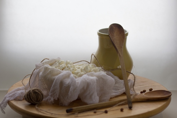 fresh homemade farm creamy cottage cheese tvorog in cheesecloth 1 - Пасха старинная ванильная