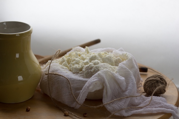 fresh homemade farm creamy cottage cheese tvorog in cheesecloth 2 1 - Пасха старинная с ванилью и изюмом