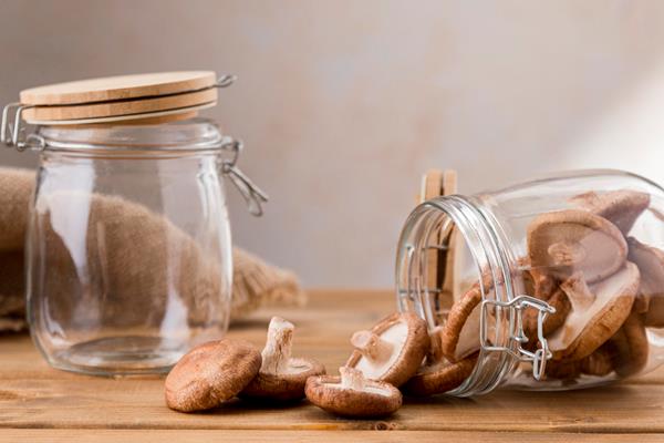 front view of clear jars with mushrooms - Маринованные боровики, подберезовики и подосиновики
