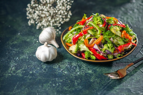 front view of delicious vegan salad with fresh ingredients in a plate - Салат из сладкого перца с луком