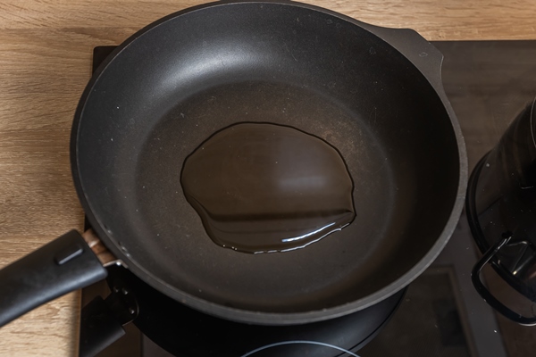frying pan with sunflower oil on an electric stove - Постные блины с апельсиновым соком