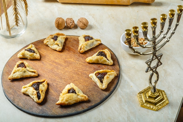 gomentashi cookies traditional for the jewish holiday of purim on a round board on the table - Библия о пище