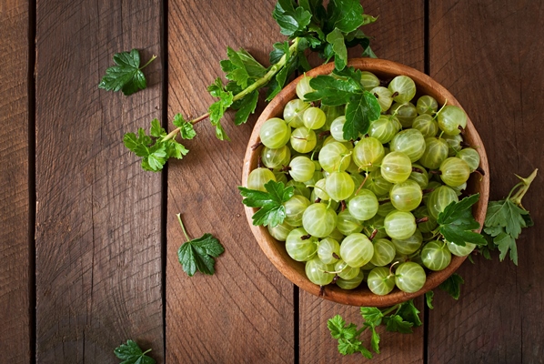 green gooseberries in a wooden bowl - Крыжовник с сахаром