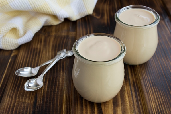 homemade ryazhenka in the glass jars - Пасха красная старинная