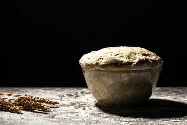 large metal bowl with dough in it with flour - Пасхальный хлеб по-португальски