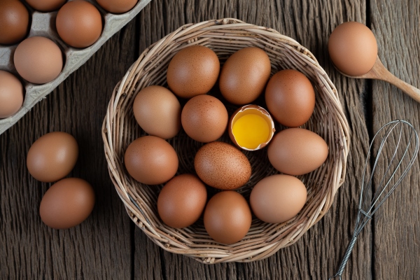 lay eggs in a wooden basket on a wooden floor 1 - Итальянский пасхальный пирог "Паскуалина"
