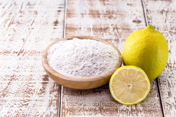 lemon bicarbonate of soda on white wooden background - Постные ванильные блинчики