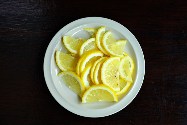 lemon slice in a white dish - Квашеные лимоны с чесноком и специями