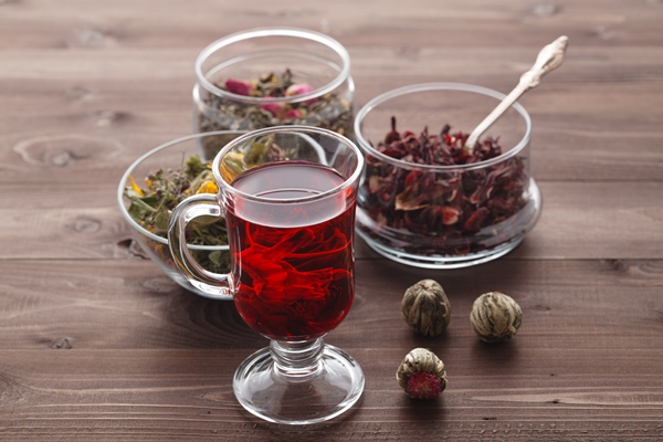 mallow tea in glass with dried mallow blossoms - Яйца, крашенные каркаде