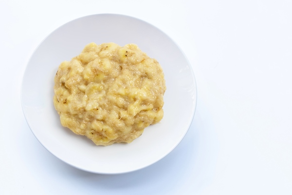 mashed bananas in white plate on white surface - Постные банановые блинцы с какао