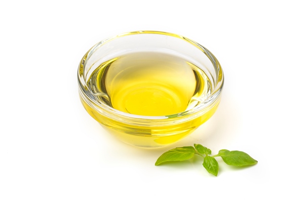 olive or sunflower yellow oil in a glass saucepan isolated on a white background - Постные дрожжевые блины с картофелем
