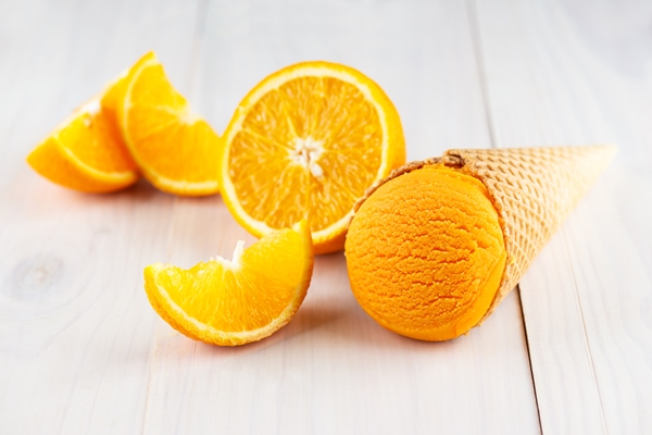 orange ice cream on a wooden table - Мороженое апельсиновое