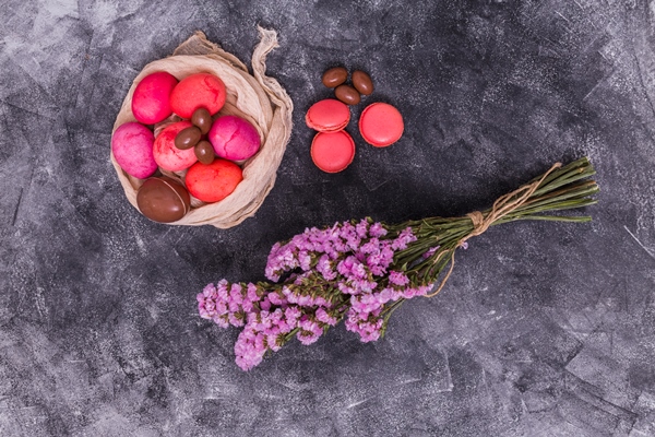 pink easter eggs with macaroons and flowers - Яйца пасхальные, крашенные свекольным соком
