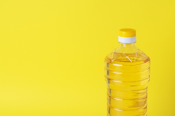 plastic bottle with vegetable oil copy space - Постные дрожжевые блины с луком и грибами