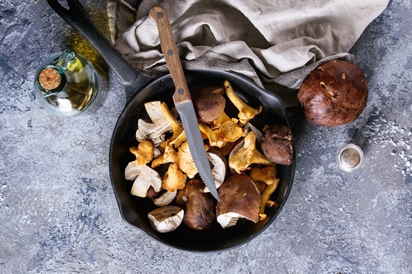 porcini boletus and chanterelles mushrooms - Маринованные грибы на зиму