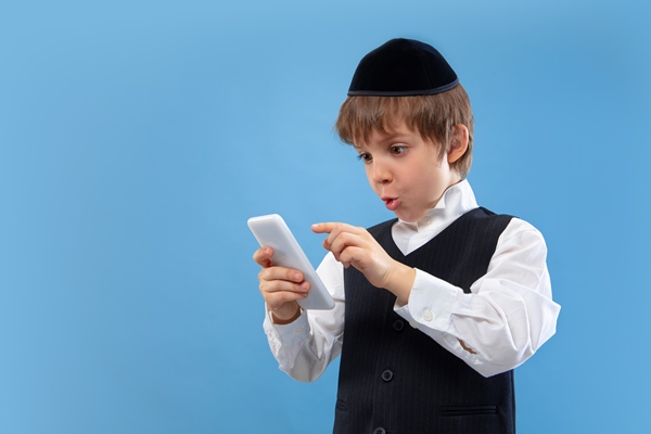 portrait of a young orthodox jewish boy isolated on blue wall meeting the passover - Библия о пище