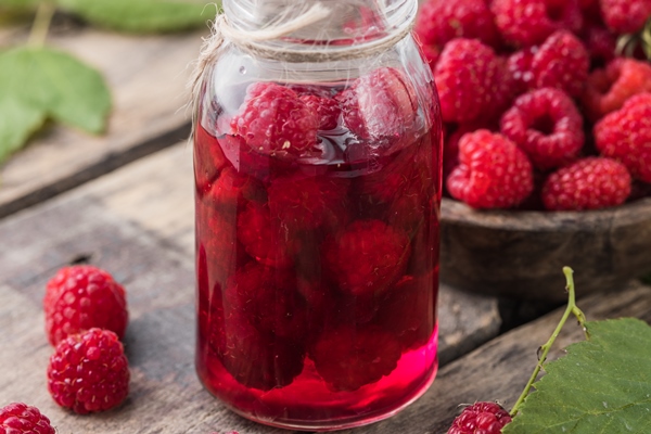 raspberry liquor and fresh berries with leaves - Малина в собственном соку