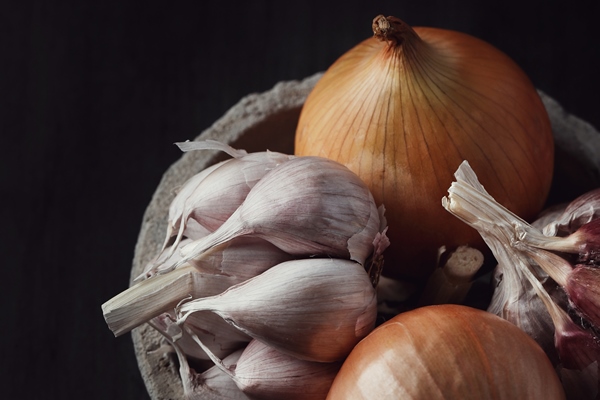 raw and cutting onions and garlic - Цукини с грибами