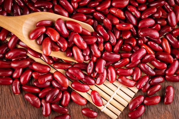 red kidney beans in wooden - Постные блины на фасолевом отваре