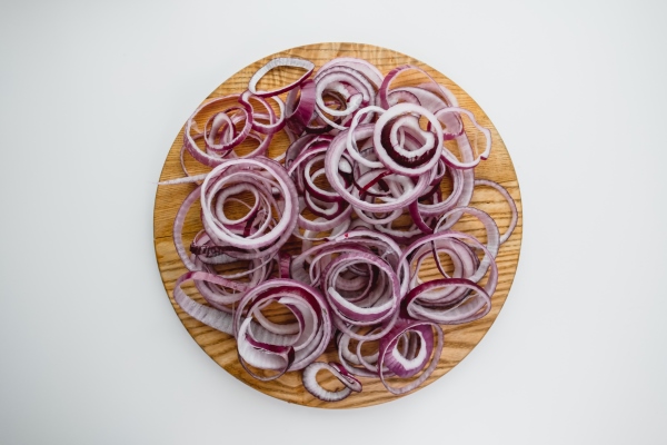 red onion rings on a wooden board - Салат из сладкого перца с луком