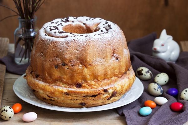 reindling german and austrian easter cake in easter decoration rustic style - Пасхальный венок