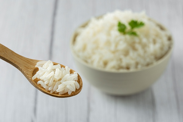 rice cooked in wooden spoon - Салат с перцем и рисом