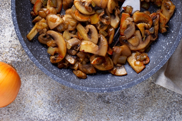 roasted mushrooms champignons in pan - Постный грибной суп-пюре