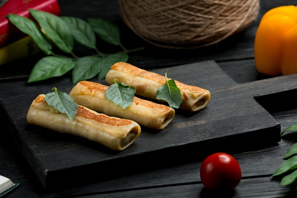 russian blinchik crepes with oregano leaves and tomato - Постные блинчики со свёклой и авокадо