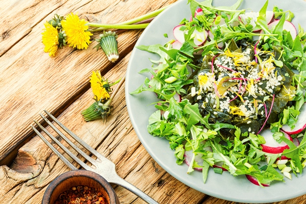 salad with seaweed and herbs - Салат из крапивы и одуванчика