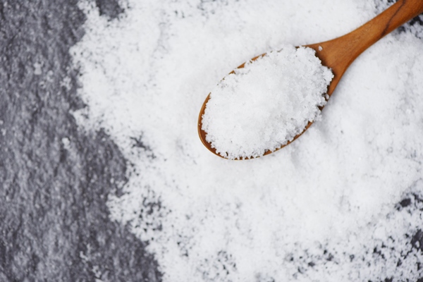 salt in wooden spoon and heap of white salt on dark - Салат из редиса с лимонным соком