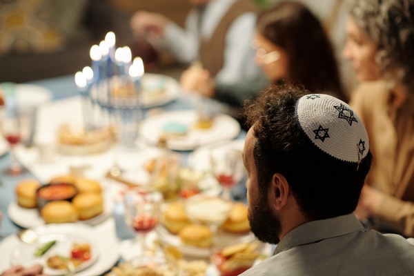 side view of head of mature bearded man in yarmulke with stars of david - Библия о пище