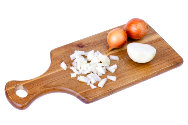 slices of chopped onion on kitchen cutting board - Постный грибной суп-пюре