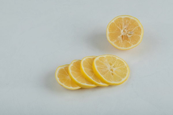 slices of juicy lemon on a white surface - Домашняя горчица
