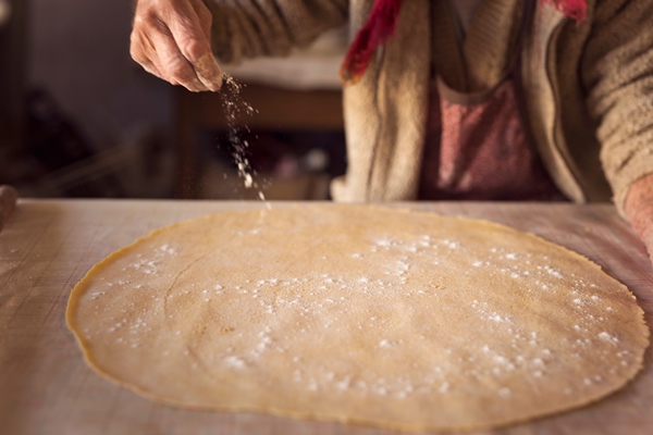 sprinkle flour on rolled out dough - Наливашники