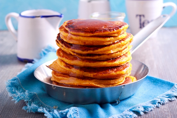 stack of pancakes with syrup in the pan - Постные оладьи (старинный рецепт)